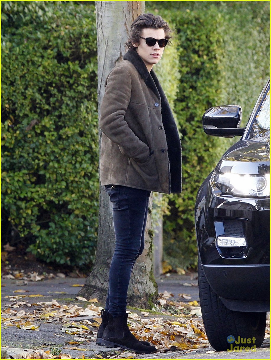 Harry wear. Harry Styles Chelsea Boots. Гарри Стайлс ботинки Челси. Гарри Стайлс Челси. Harry Styles Boots.