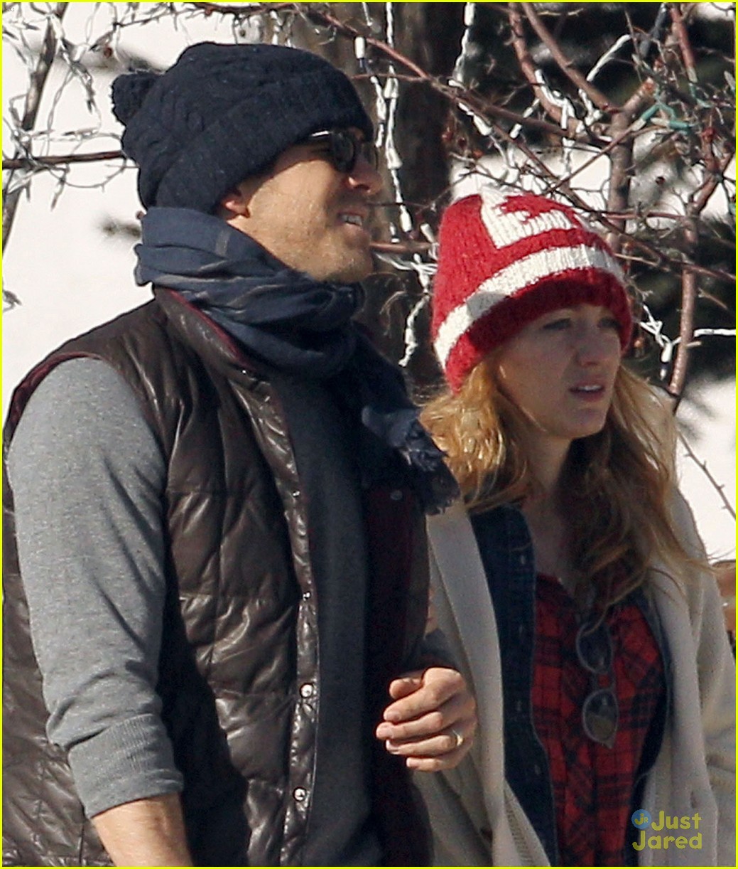 Blake Lively Canadian Beanie On Walk With Ryan Reynolds Photo 629962 Photo Gallery Just 
