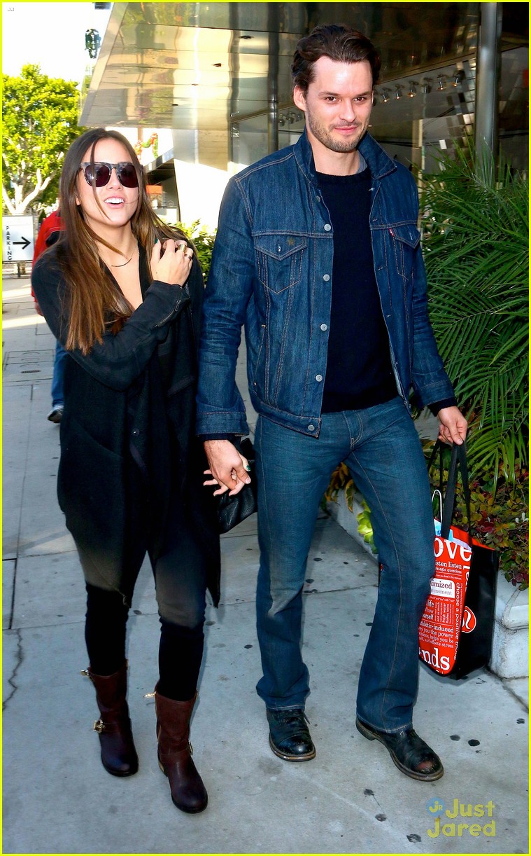 Chloe Bennet & Austin Nichols: Hand-Holding Couple! | Photo 625276 ...