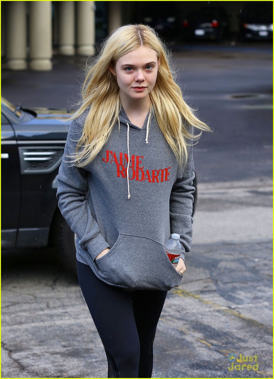 Full Sized Photo of elle fanning mid week dance class 05 | Elle Fanning