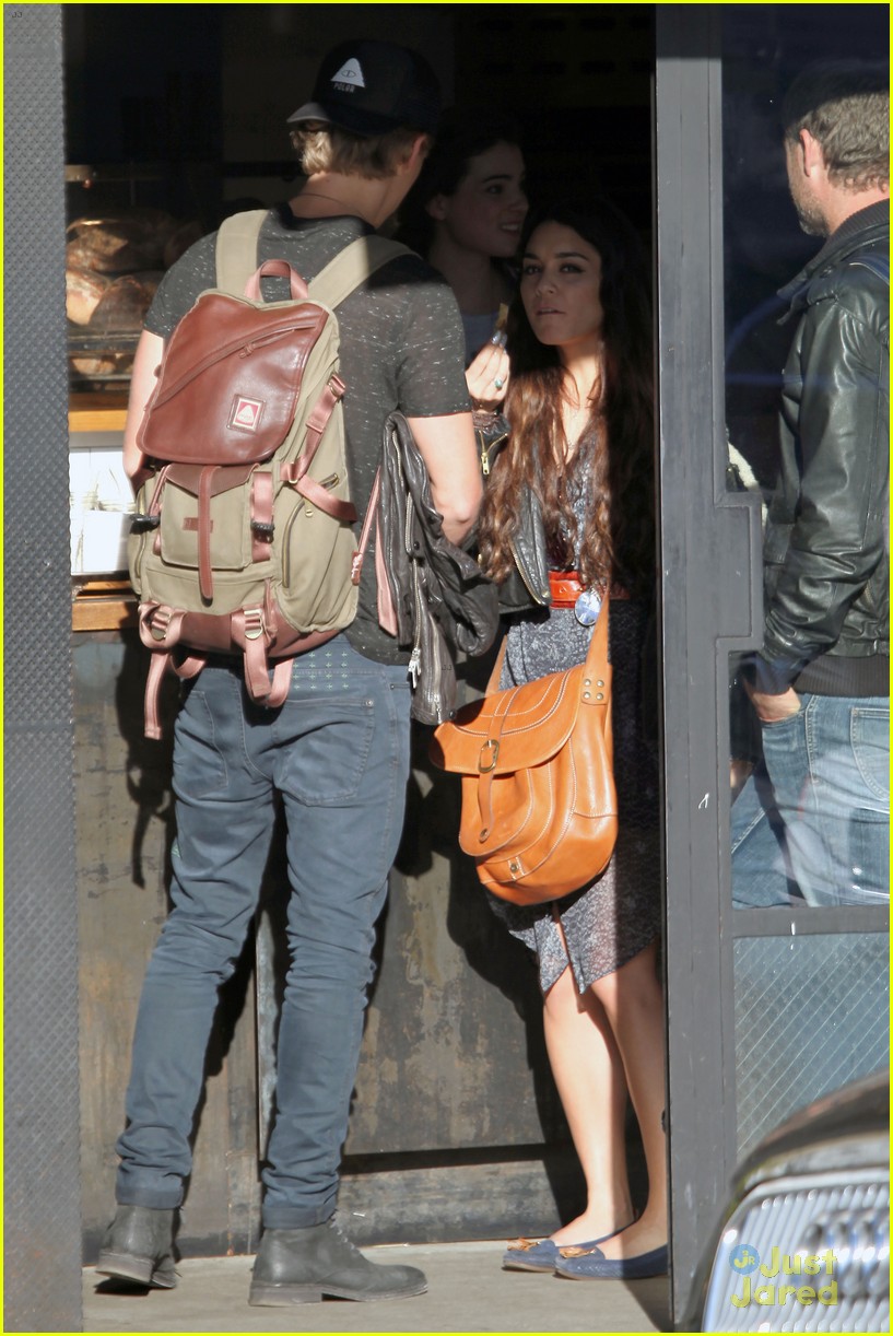 Vanessa Hudgens & Austin Butler: Curbside Lunch Lovers | Photo 629898 ...