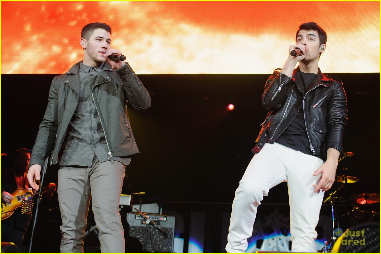 Nick & Joe Jonas: B96 Pepsi Jingle Bash 2013 | Photo 627238 - Photo ...