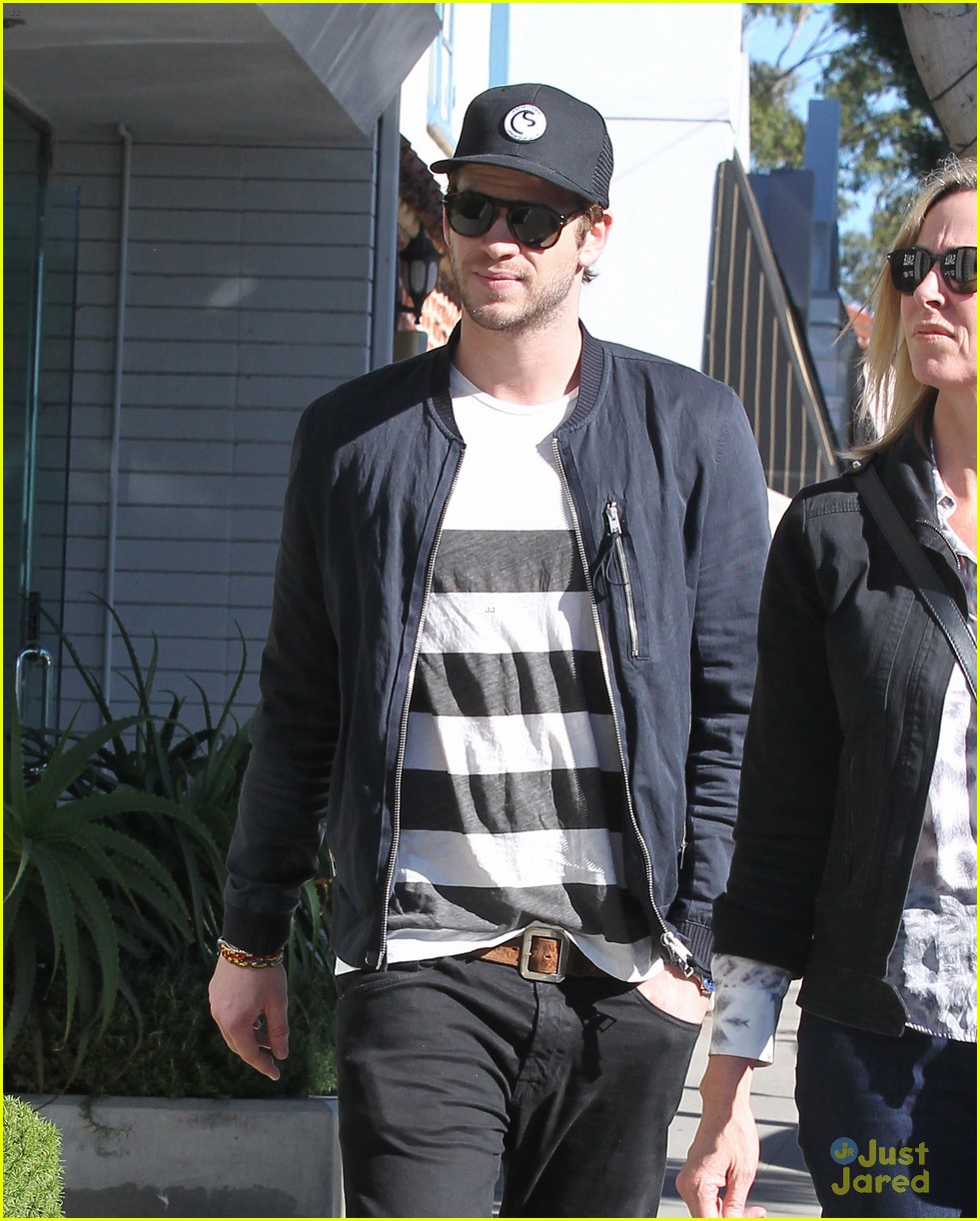 Liam Hemsworth: Furniture Shopping with Mom Leonie | Photo 629236 ...