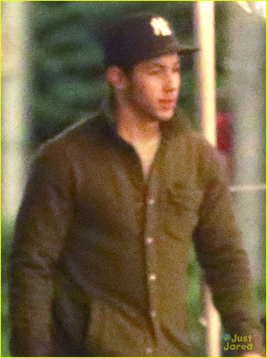 Nick Jonas & Olivia Culpo: Christmas Tree Shopping! | Photo 624189