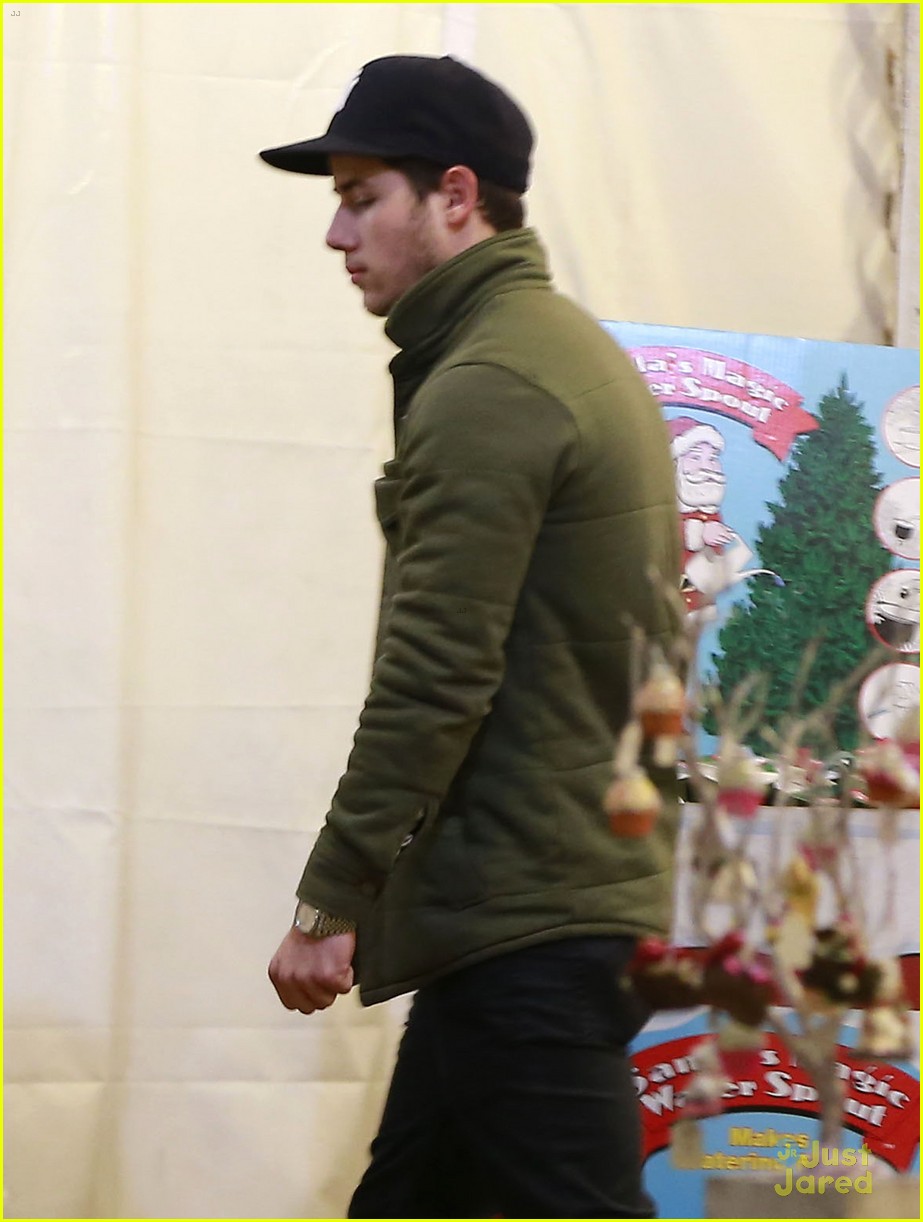 Nick Jonas & Olivia Culpo: Christmas Tree Shopping! | Photo 624190