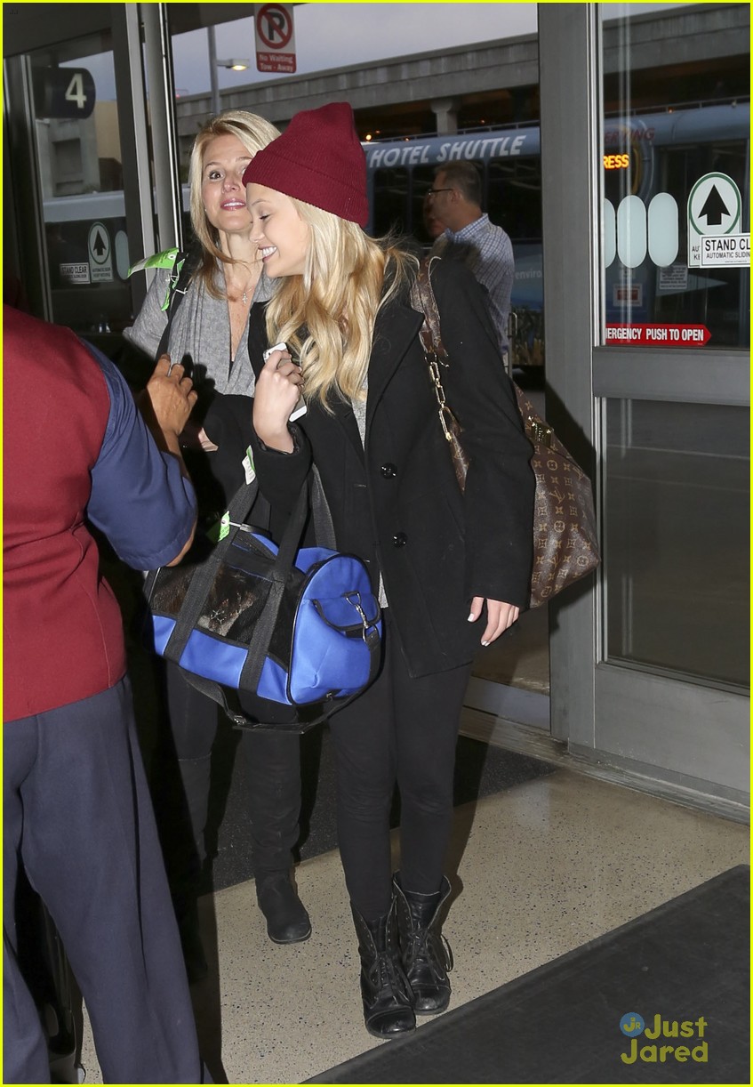 Olivia Holt: Early Morning Flight to NYC | Photo 628157 - Photo Gallery