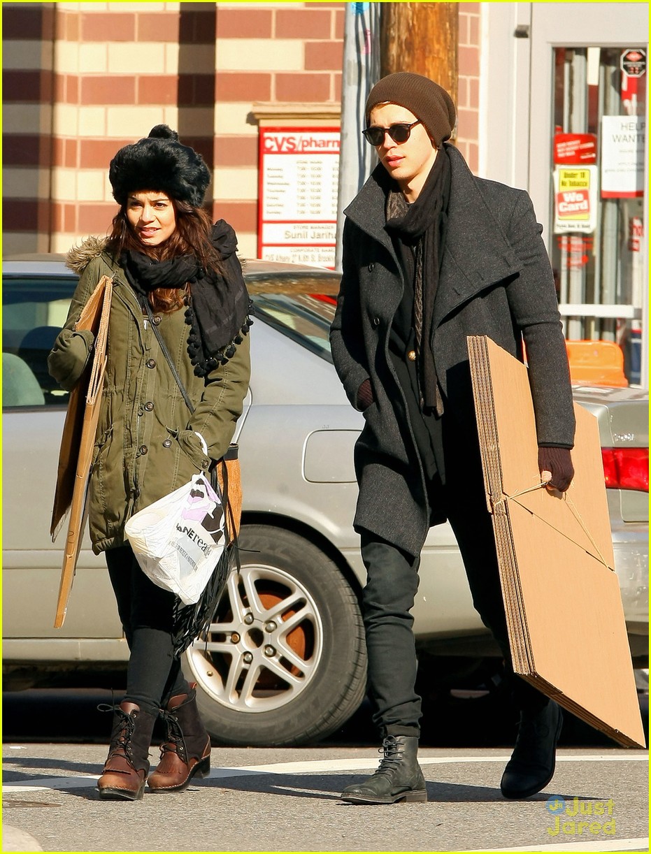 Vanessa Hudgens & Austin Butler UPS Pick Up Pair Photo 622811