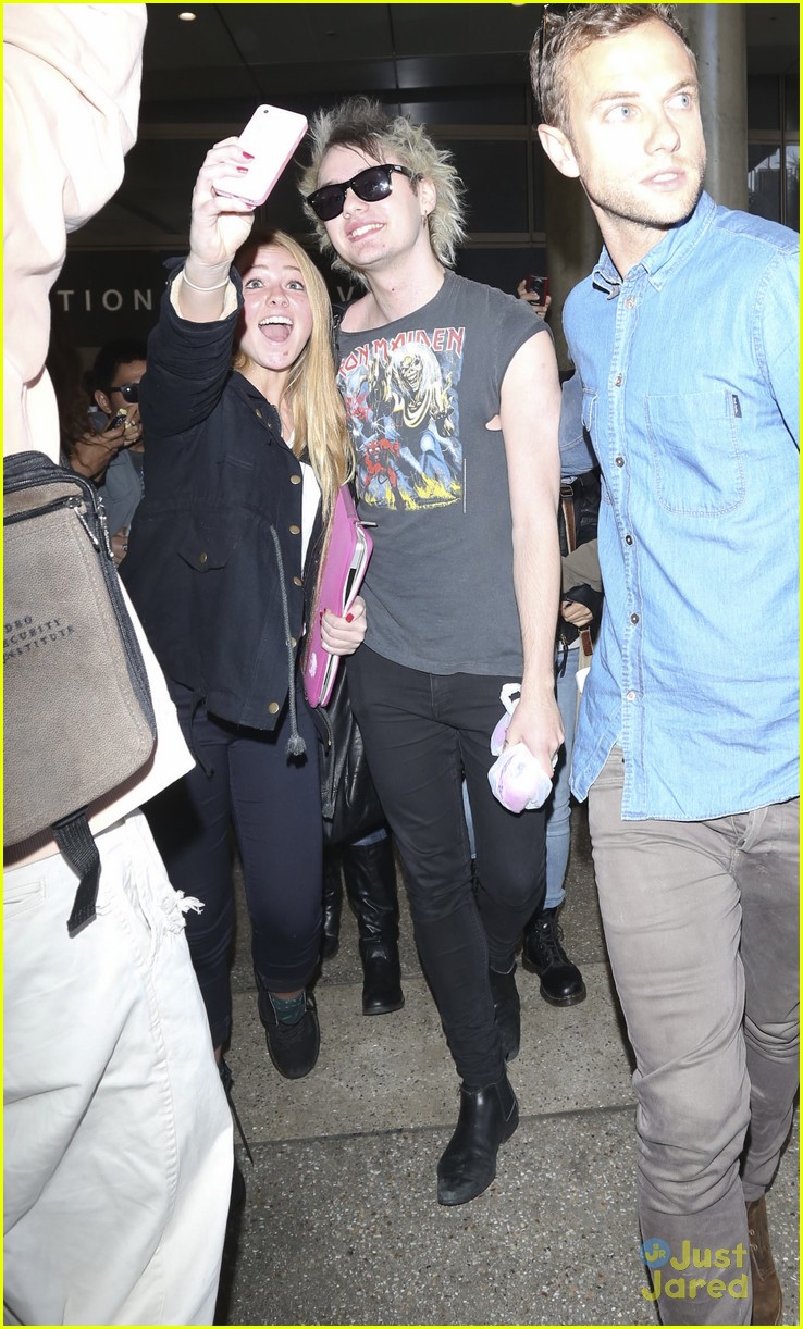 Full Sized Photo of 5sos casue fan frenzy at lax 19 | 5 Seconds of ...