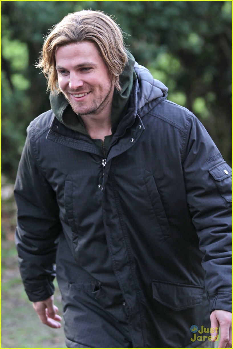 Stephen Amell Dons Wig For Arrow Filming Photo 634600 Photo