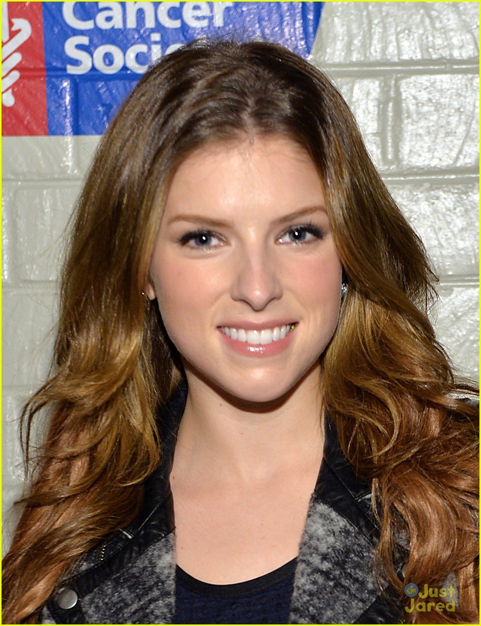 Anna Kendrick & Emma Roberts: Hollywood Stands Up To Cancer Event