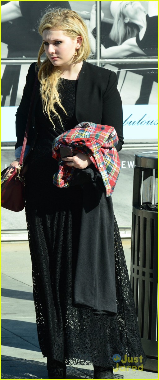 Abigail Breslin, (almost) all grown up, carries a Burberry bag in