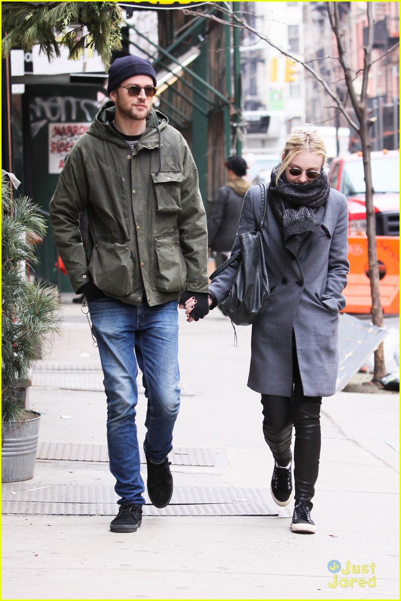 Dakota & Elle Fanning: Separate Coasts, Separate Outings | Photo 634717 ...