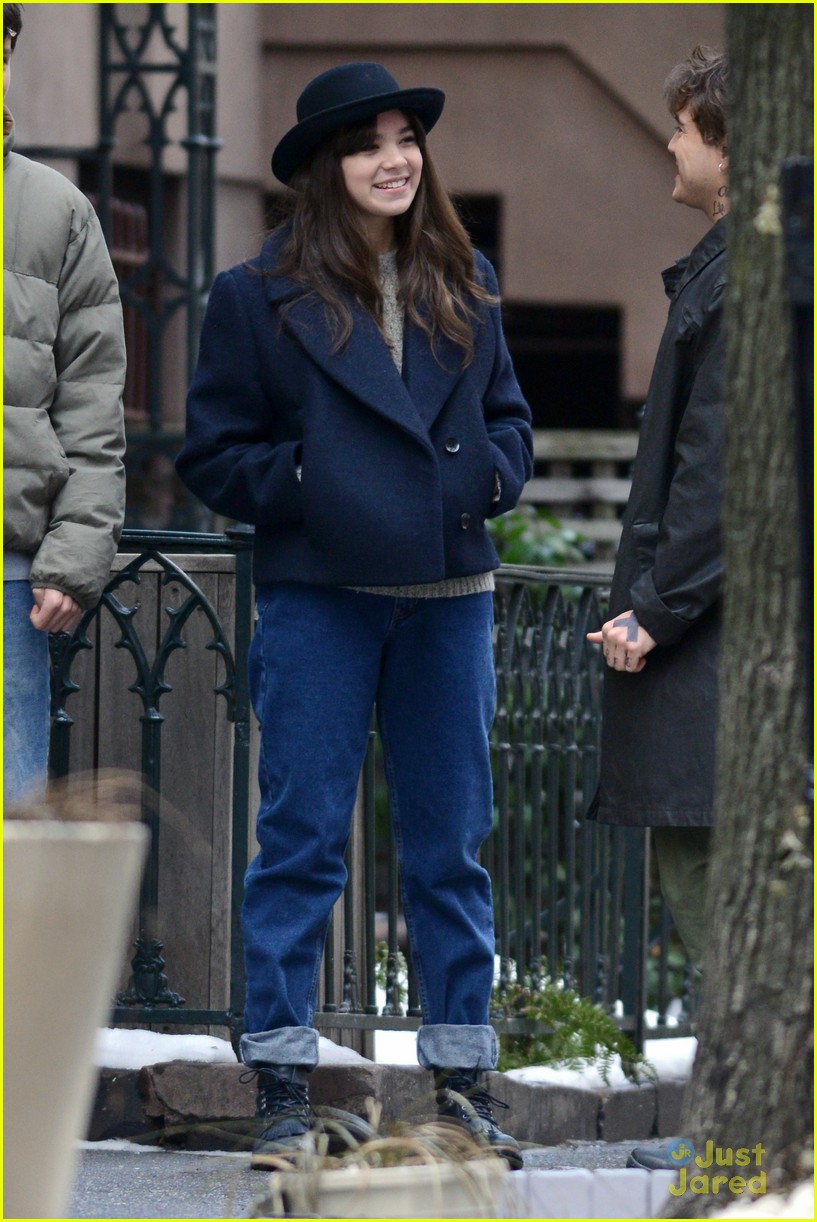 Hailee Steinfeld And Asa Butterfield Ten Thousand Saints Set In Nyc Photo 639105 Photo