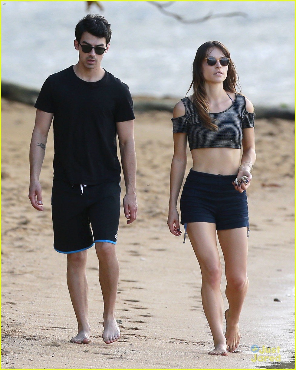 Joe Jonas And Blanda Eggenschwiler Romantic Beach Stroll In Hawaii Photo 631084 Photo Gallery 4058