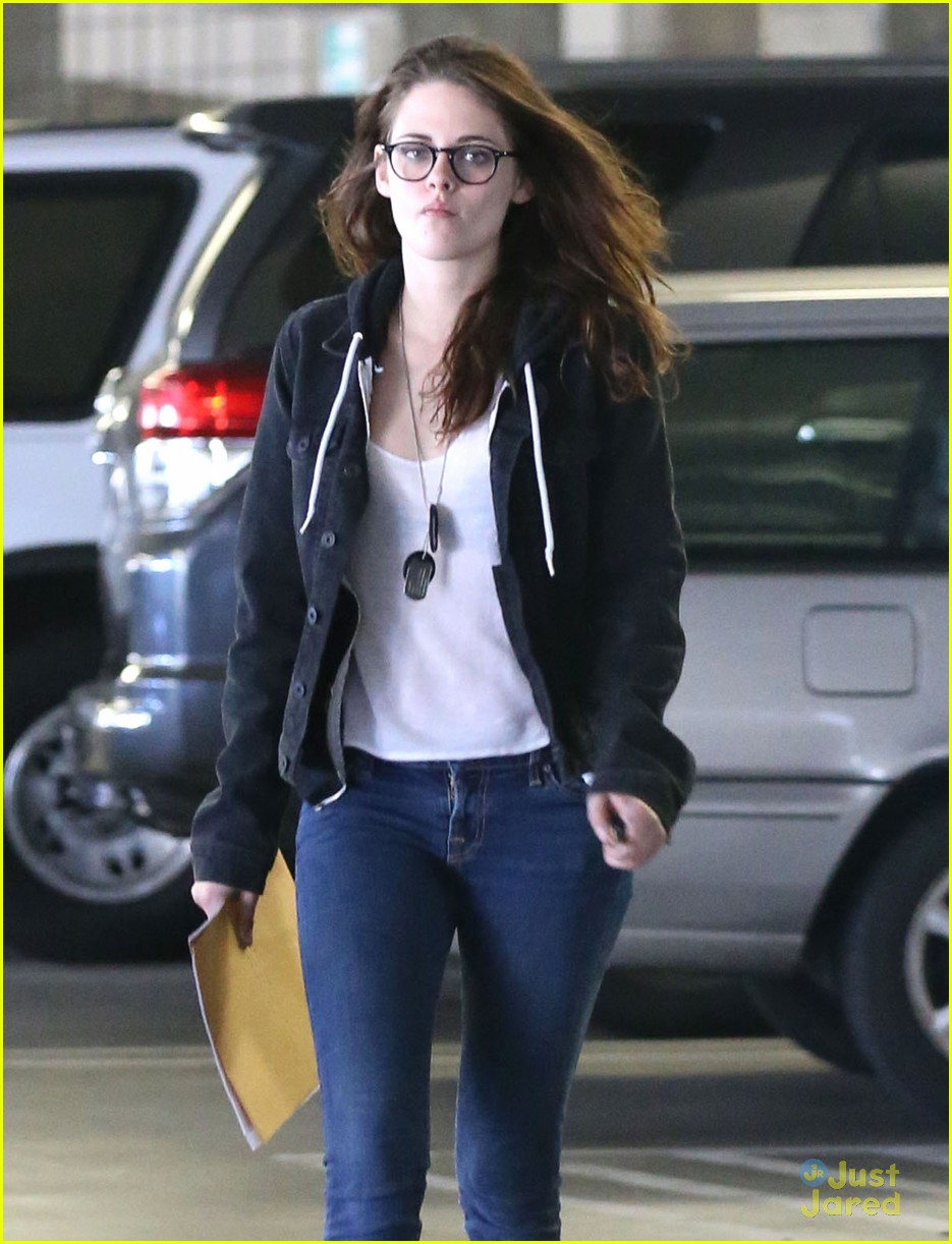 Kristen Stewart Spends Saturday at the Library | Photo 632625 - Photo ...