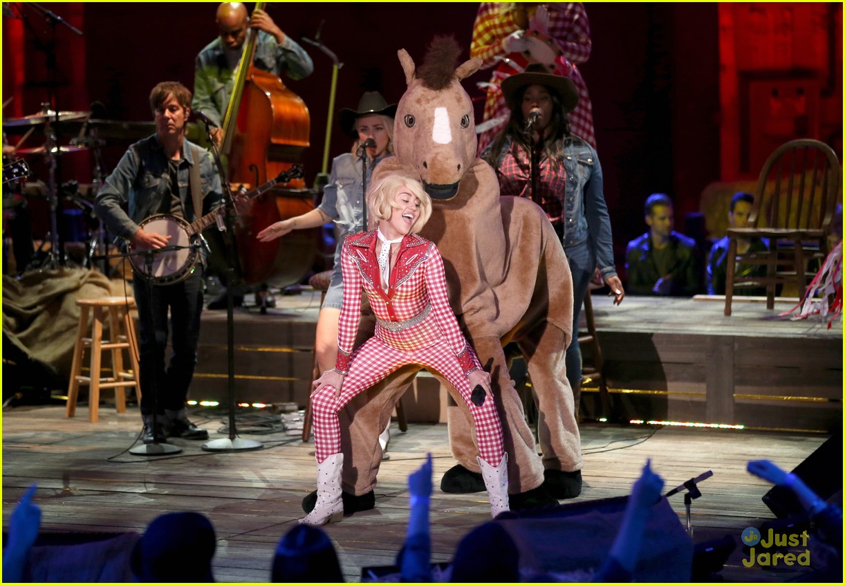 Miley Cyrus Madonna Duet For Mtv Unplugged Performance Videos Photo 640059 Photo Gallery 8258