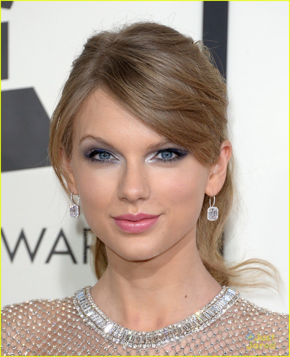 Taylor Swift - Grammys 2014 Red Carpet 