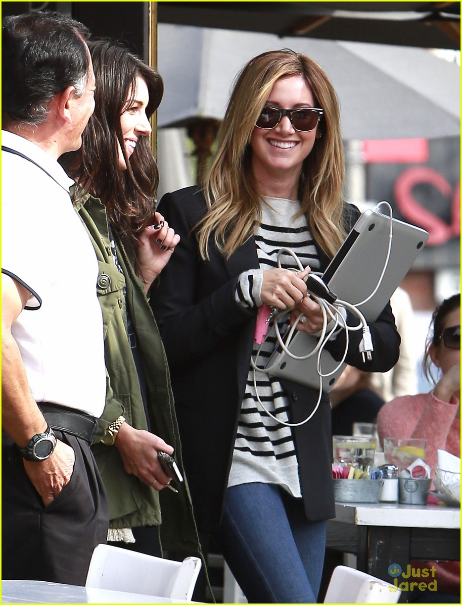 Ashley Tisdale & Shenae Grimes: Toast-y Twosome | Photo 641371 - Photo ...