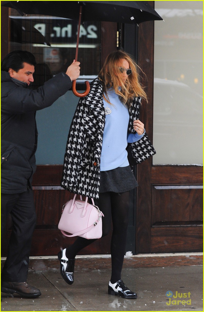 Blake Lively Gets Baking For Valentines Day With Ryan Reynolds Photo 644193 Photo Gallery 