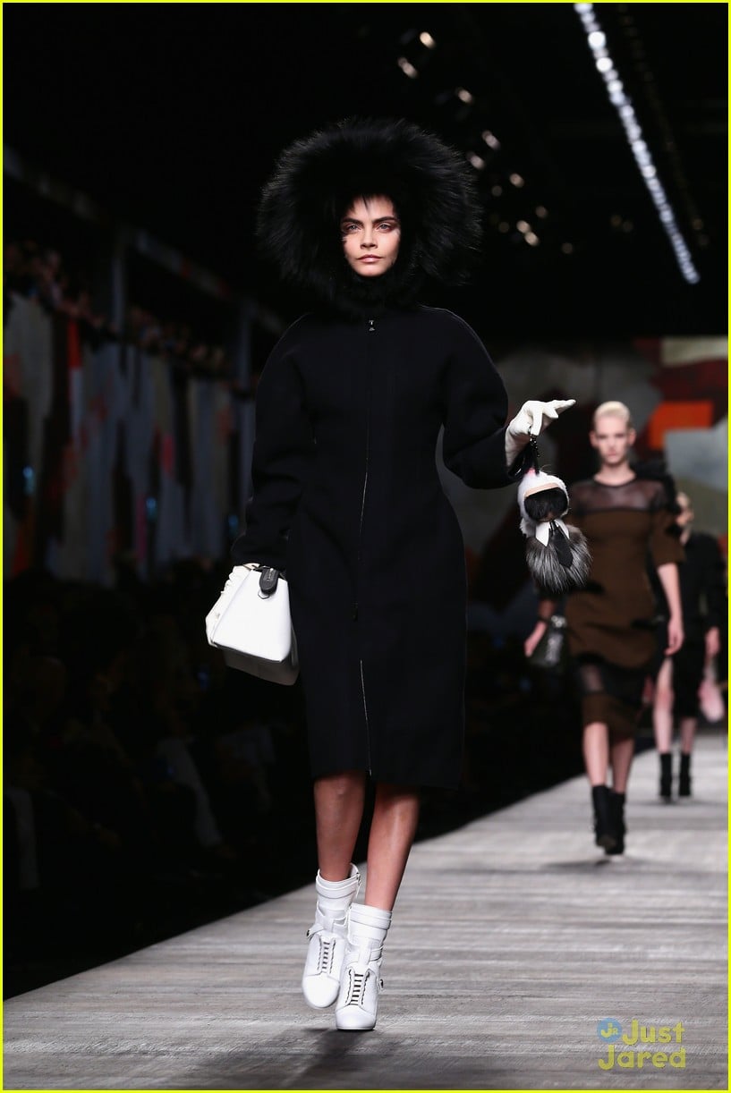 Full Sized Photo of cara delevingne fendi show 02 | Cara Delevingne