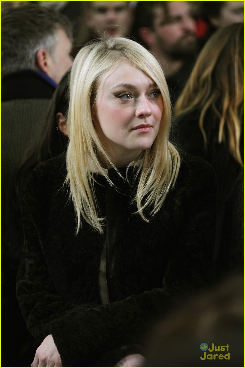 Full Sized Photo of dakota fanning pretty at proenza schouler show 10