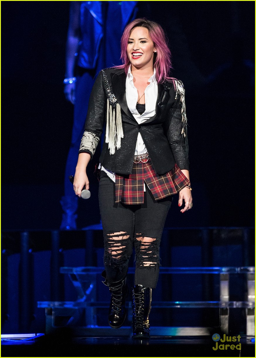 Demi Lovato: 'Neon Lights Tour' Opening Night with Fifth Harmony ...