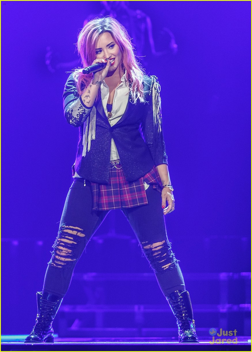 toilet klog Recite Demi Lovato: 'Neon Lights Tour' Opening Night with Fifth Harmony & Little  Mix!: Photo 643076 | Demi Lovato, Fifth Harmony, Little Mix Pictures | Just  Jared Jr.