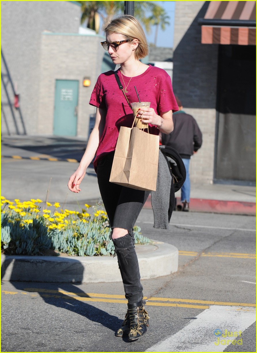 Emma Roberts Runs Errands in Larchmont Village | Photo 646908 - Photo