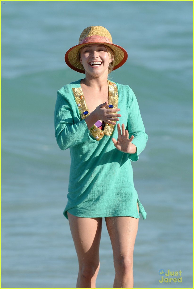 Hayden Panettiere Soaks Up the Sun with Family in Miami Beach | Photo