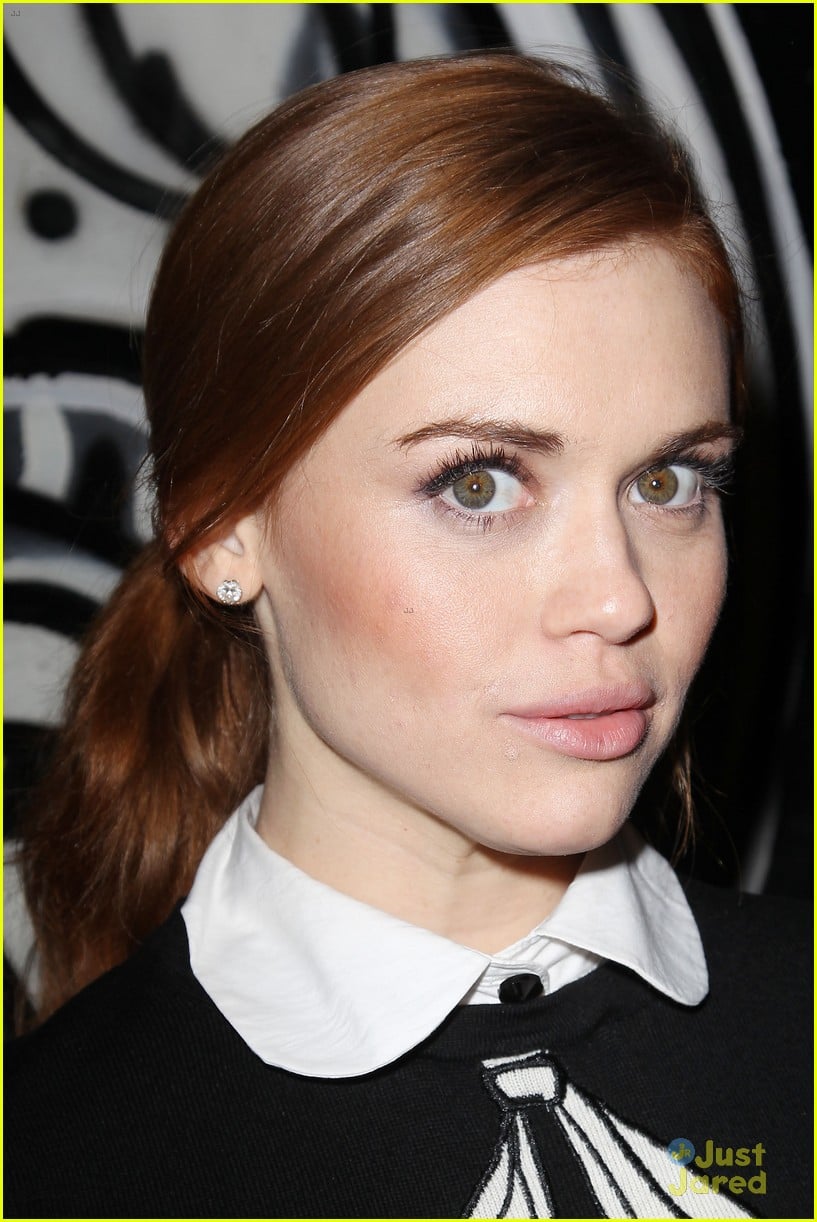 Holland Roden & AnnaSophia Robb: Alice + Olivia Presentation with Anna ...
