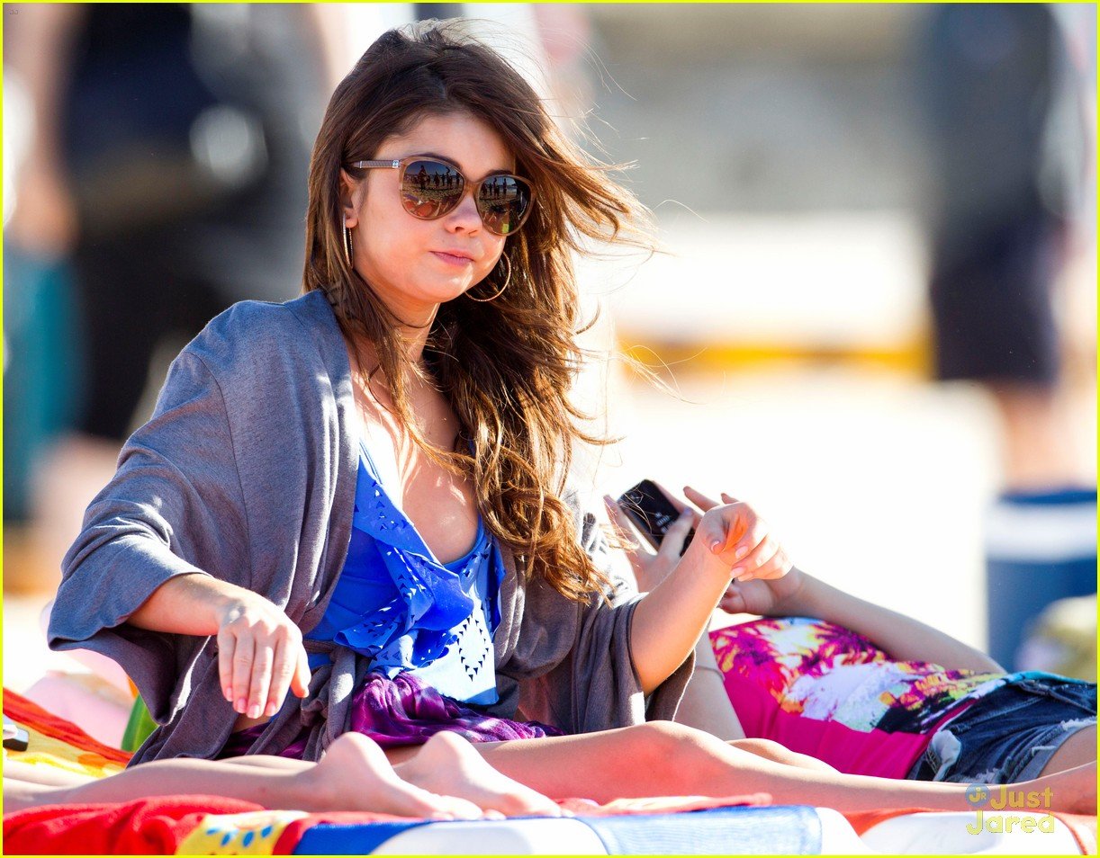 Sarah Hyland & Ariel Winter: 'Modern Family' on Bondi Beach | Photo