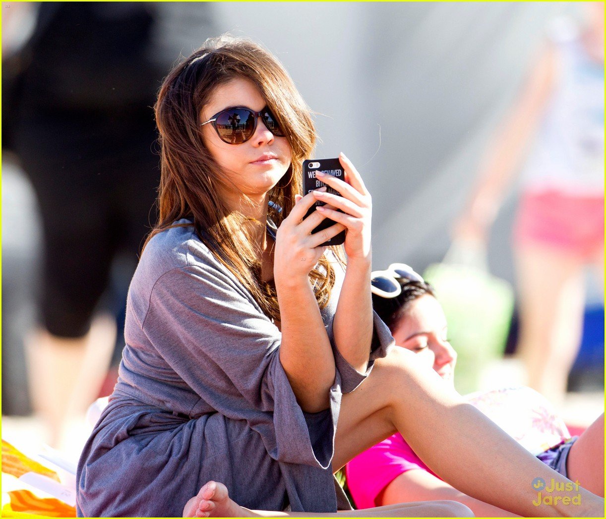 Sarah Hyland & Ariel Winter: 'Modern Family' on Bondi Beach | Photo