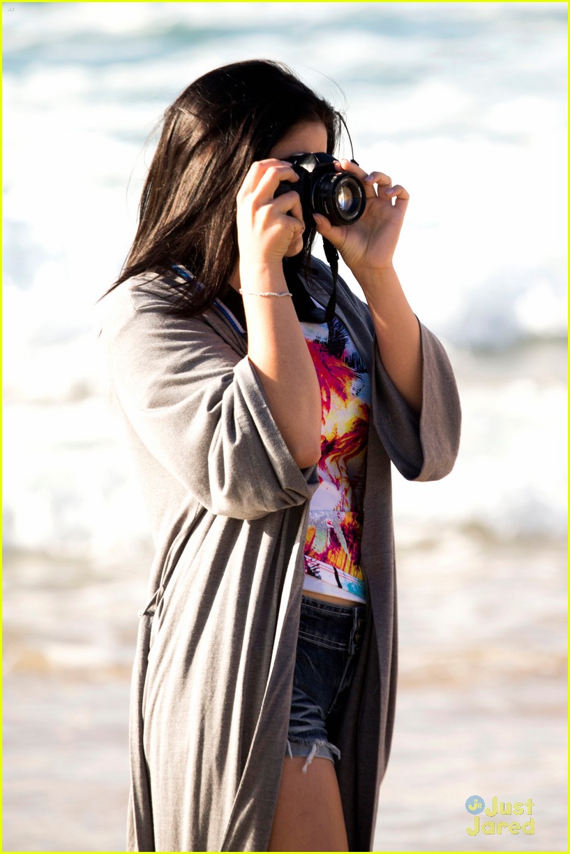 Sarah Hyland & Ariel Winter: 'Modern Family' on Bondi Beach | Photo