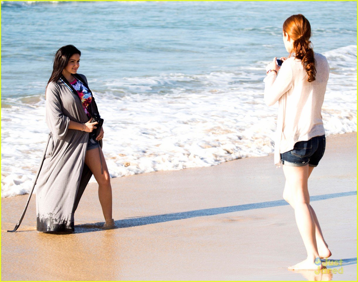 Sarah Hyland & Ariel Winter: 'Modern Family' on Bondi Beach | Photo