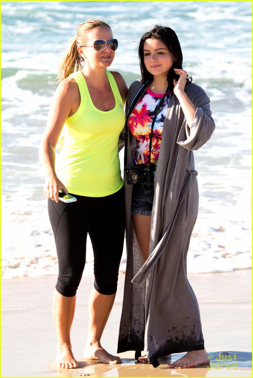 Sarah Hyland & Ariel Winter: 'Modern Family' on Bondi Beach | Photo