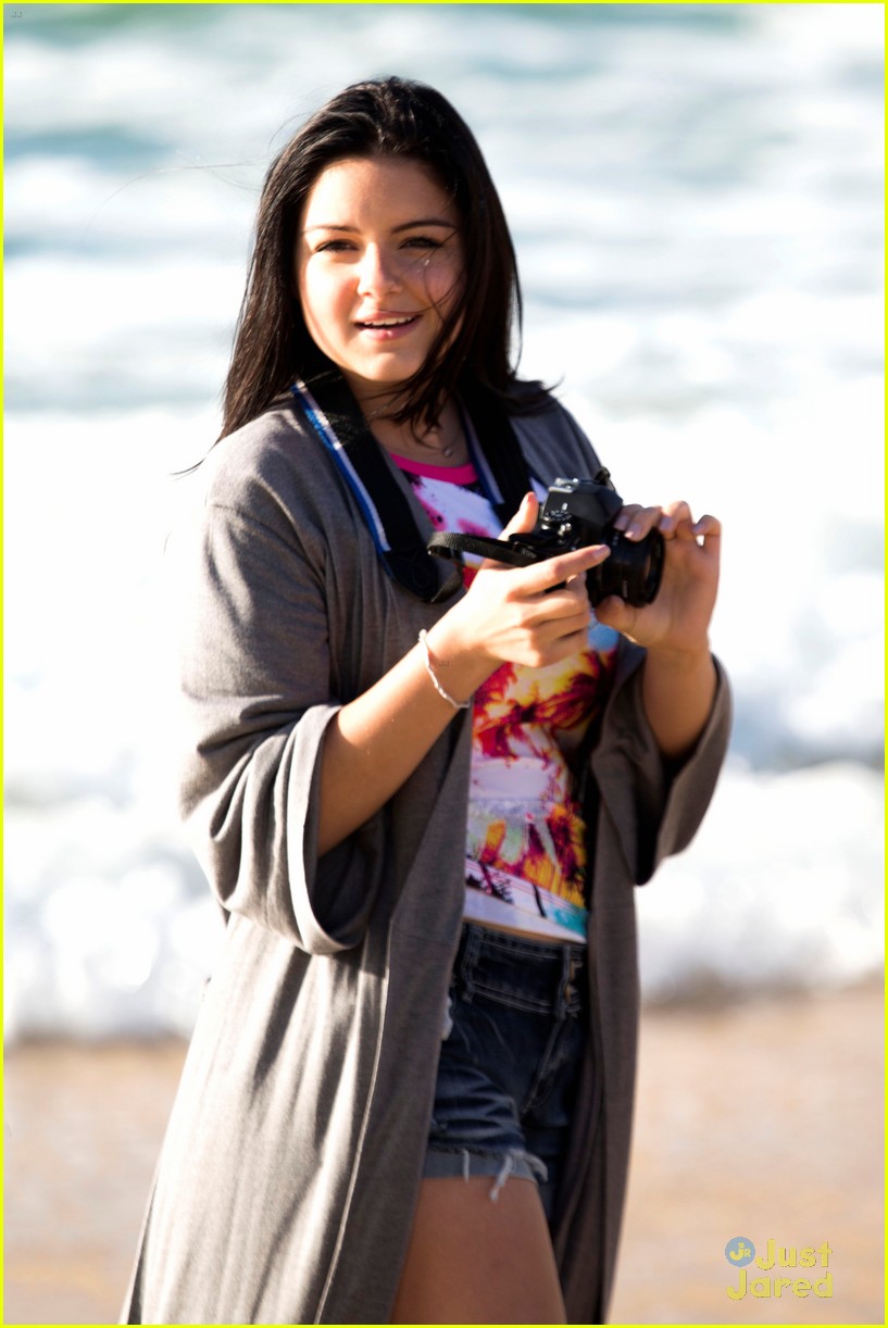 Sarah Hyland & Ariel Winter: 'Modern Family' on Bondi Beach | Photo