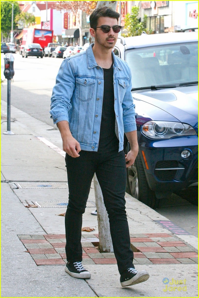 Joe Jonas Runs Late To Lunch with Paris Carney & Greg Garbowsky | Photo ...