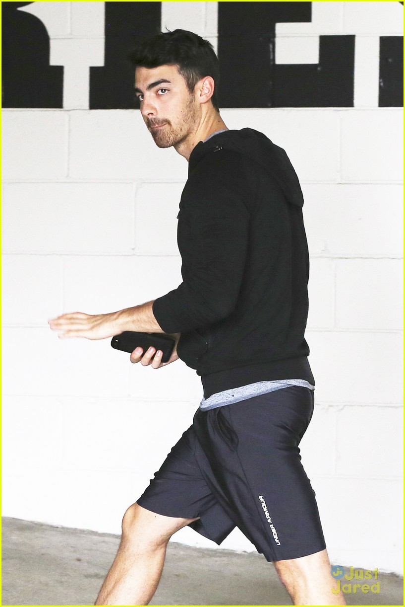 Full Sized Photo of joe jonas grabs some grub after mid week workout 02