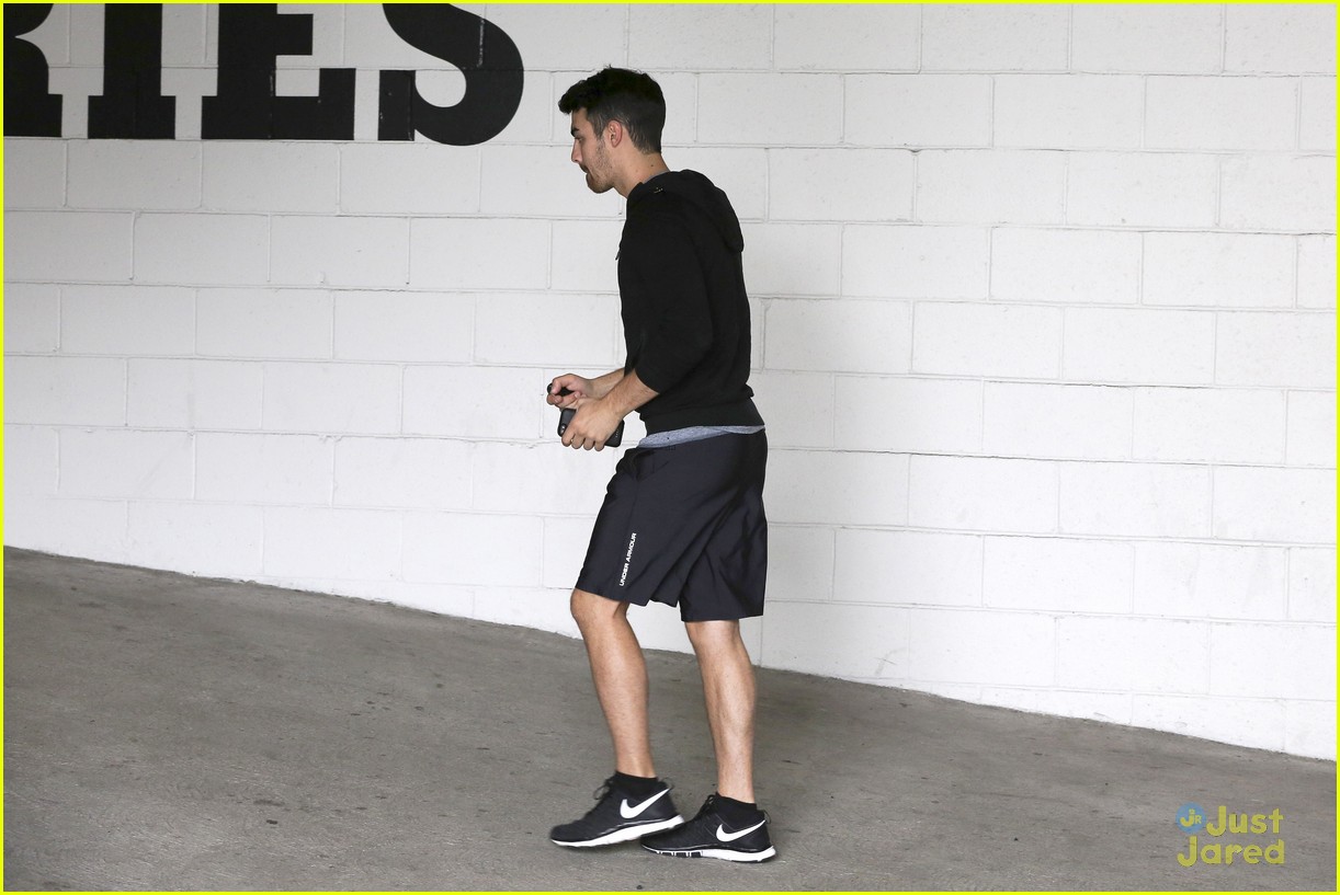 Full Sized Photo of joe jonas grabs some grub after mid week workout 10