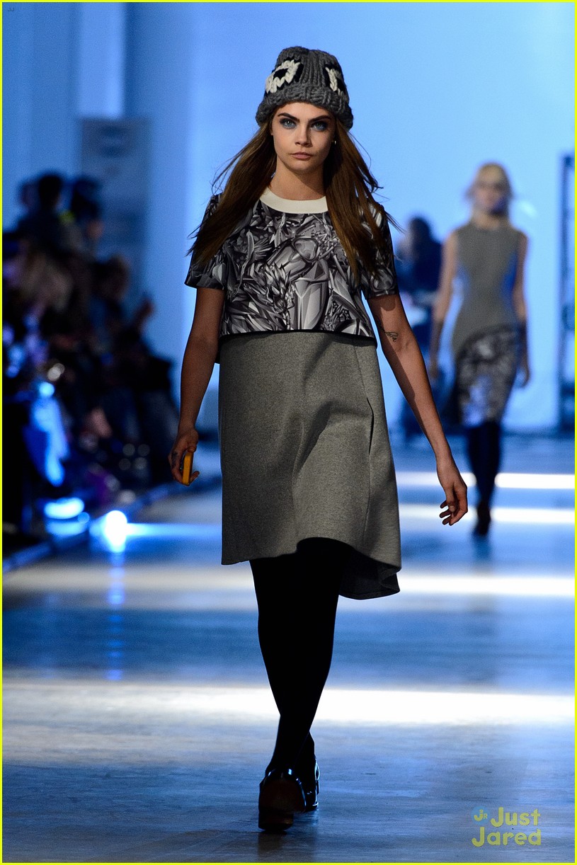 kendall jenner cara delevingne walk runway at giles show 01
