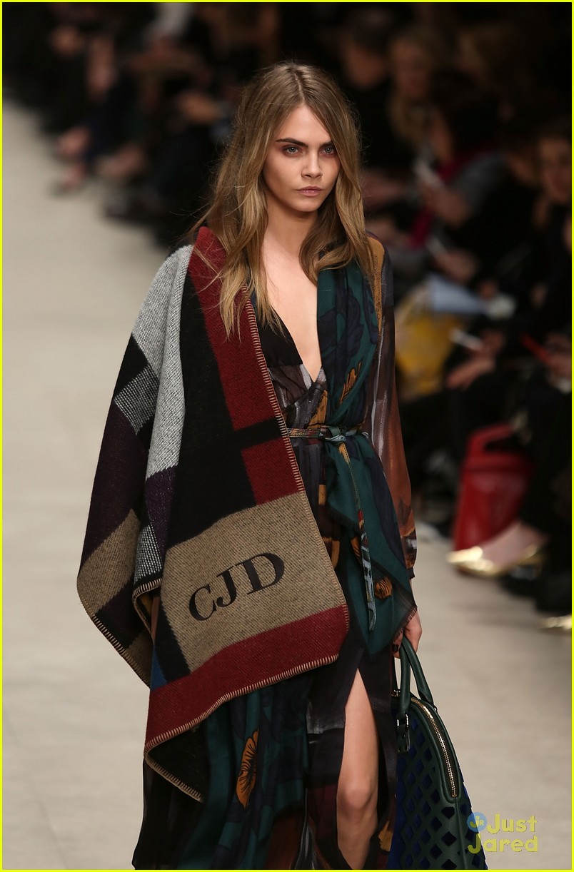 kendall jenner cara delevingne walk runway at giles show 02