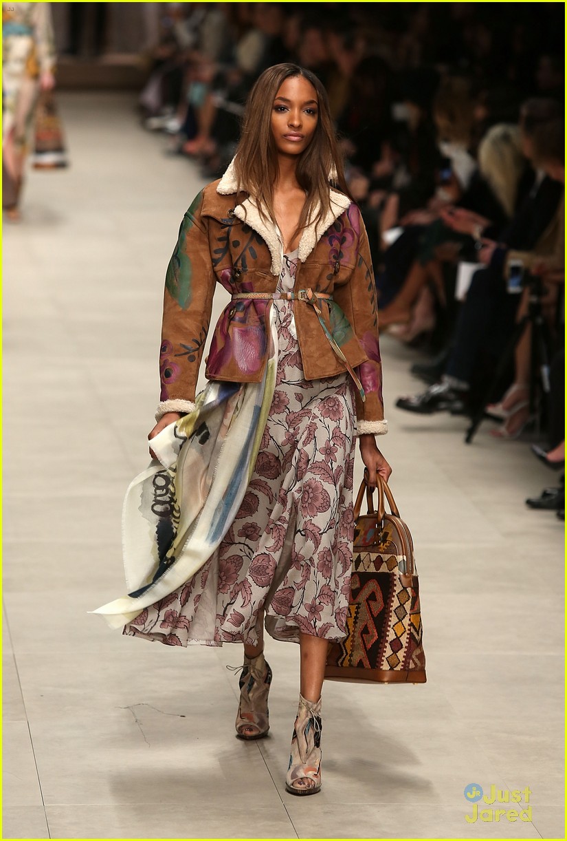 kendall jenner cara delevingne walk runway at giles show 03