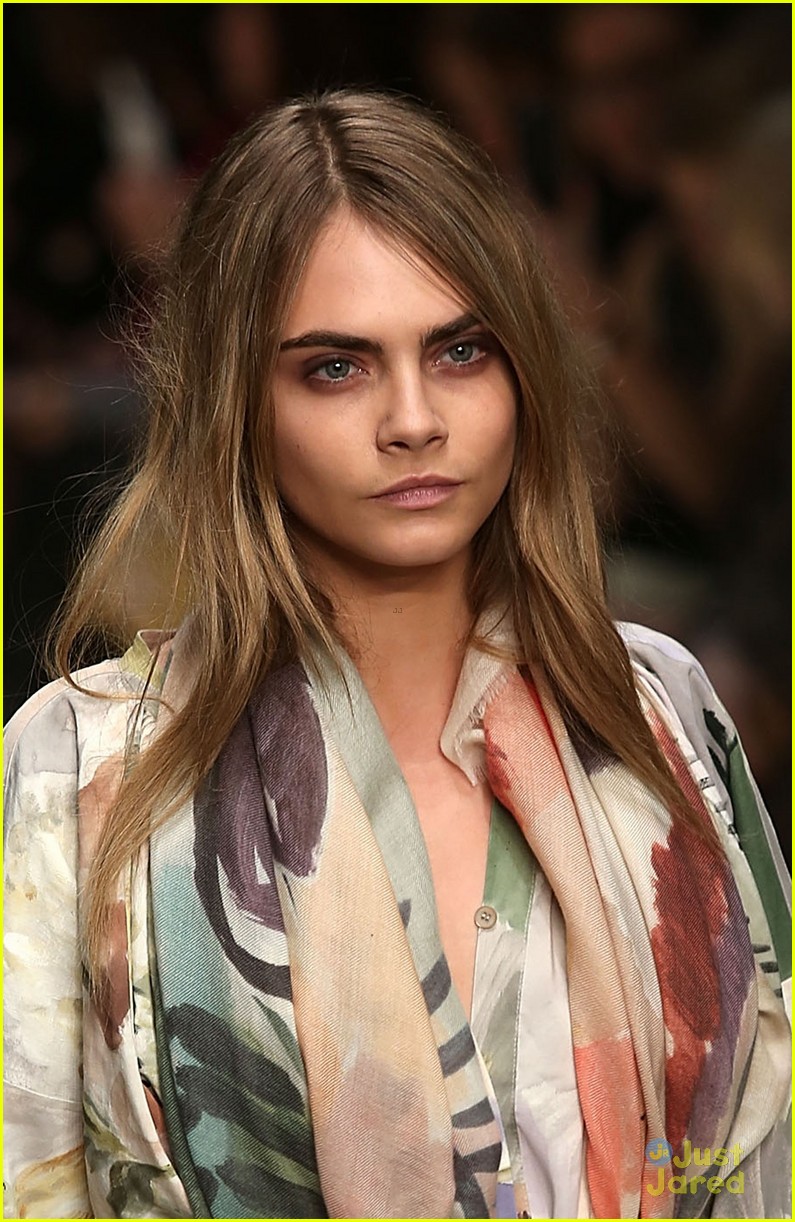 kendall jenner cara delevingne walk runway at giles show 04