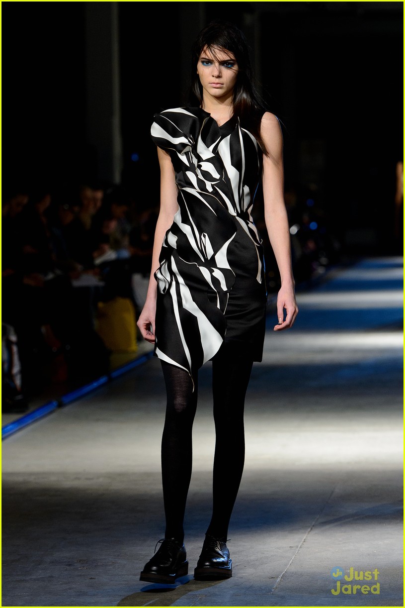 kendall jenner cara delevingne walk runway at giles show 05