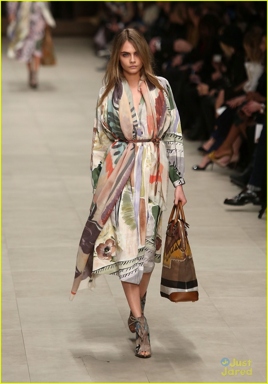 kendall jenner cara delevingne walk runway at giles show 06