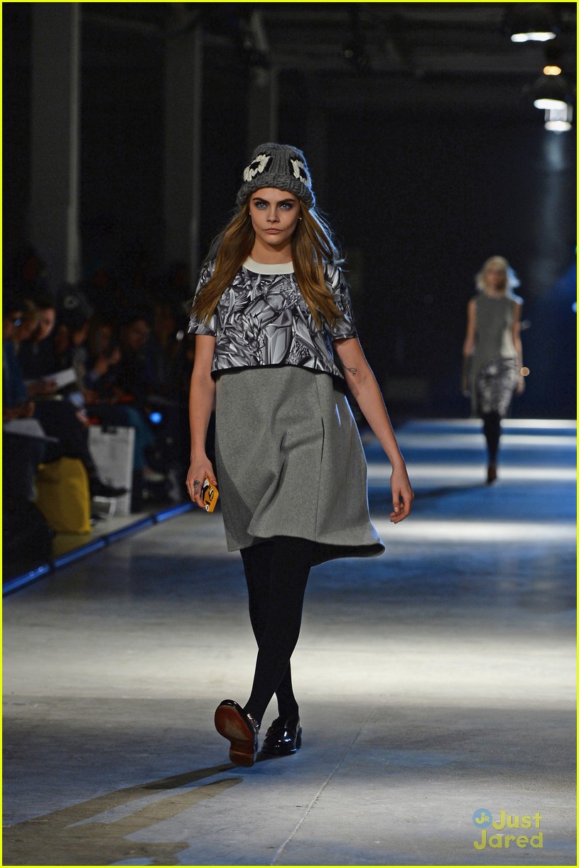 kendall jenner cara delevingne walk runway at giles show 10