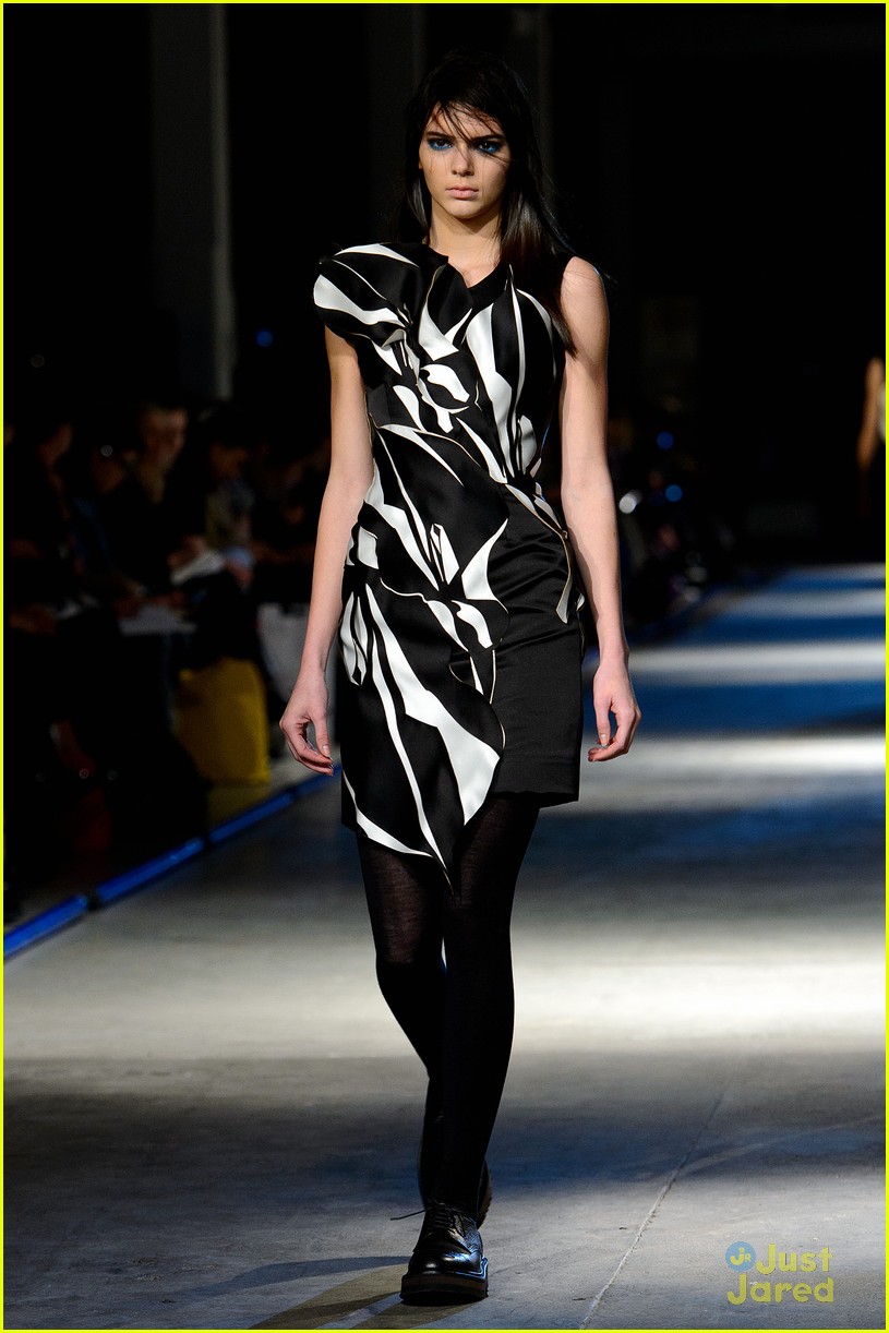 kendall jenner cara delevingne walk runway at giles show 14