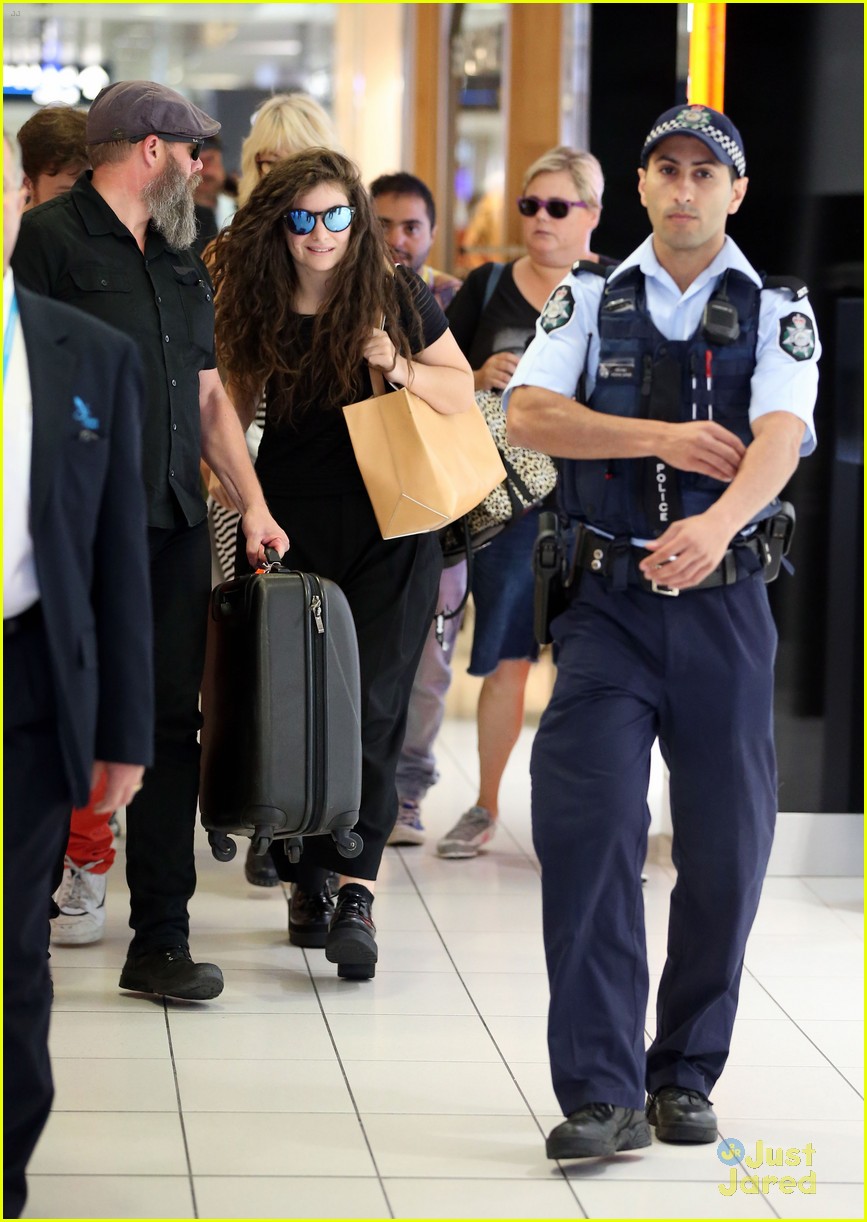 Lorde Gets Kansas City Royals George Brett Signed Baseball at Grammys:  Photo 640697, Lorde Pictures