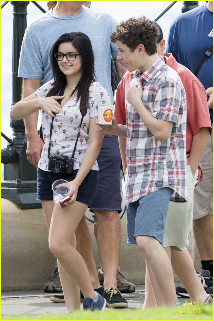 Full Sized Photo of sarah hyland ariel winter modern family holiday