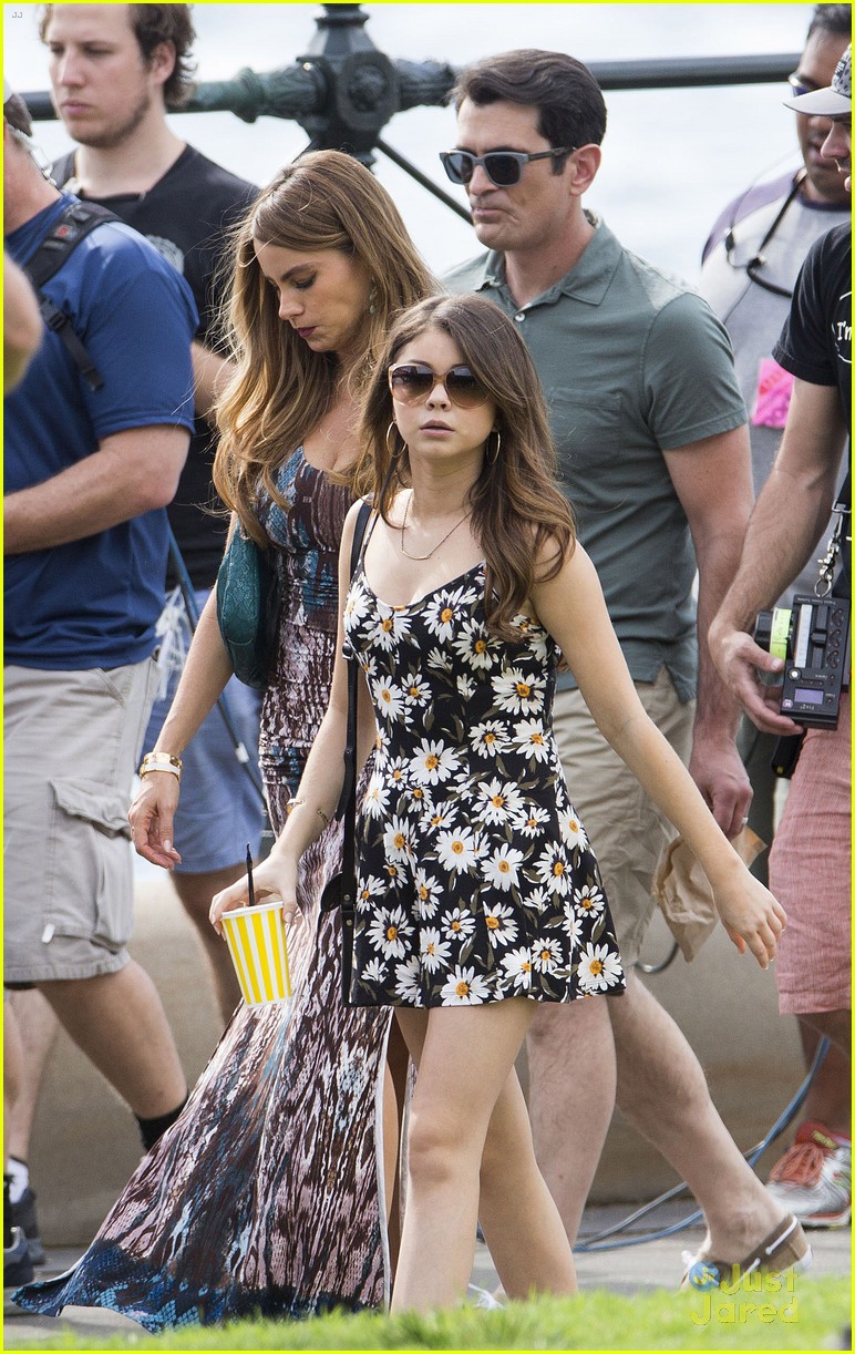 sarah-hyland-ariel-winter-film-modern-family-holiday-episode-in